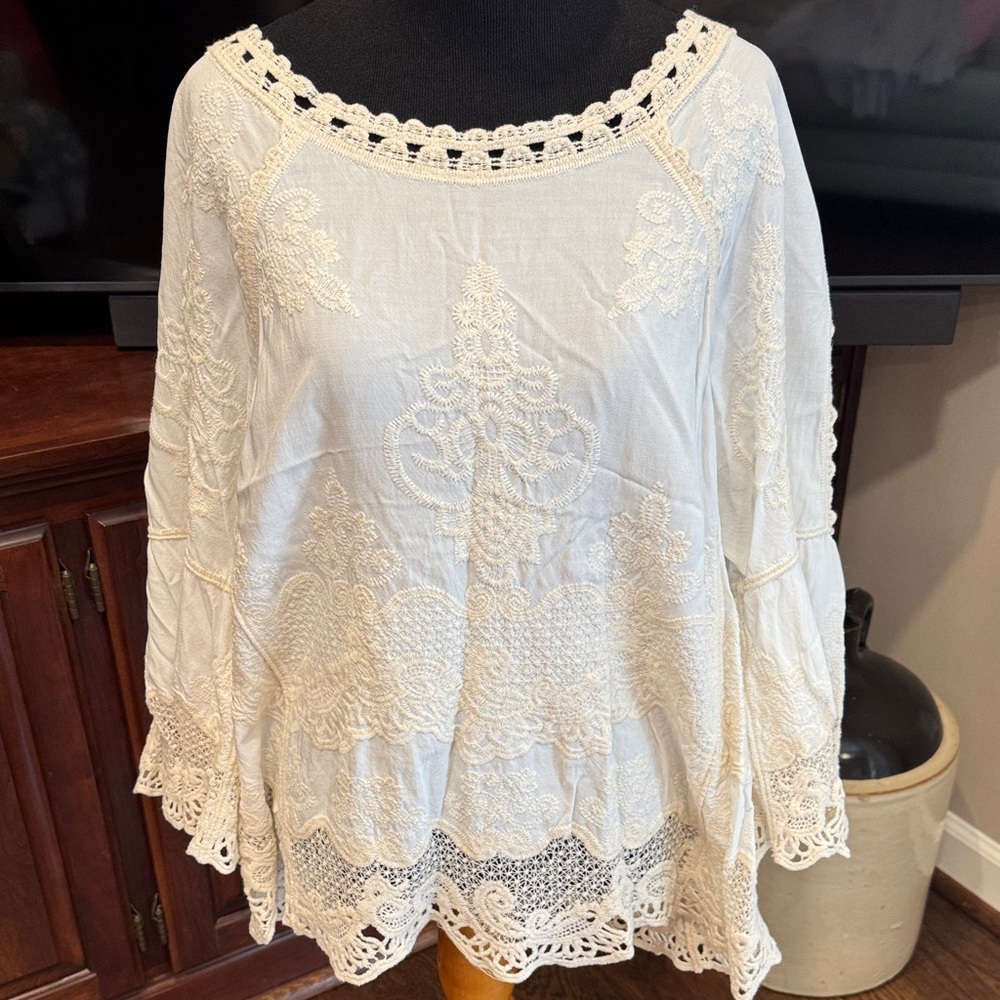 Cream Women's Top with lace detail